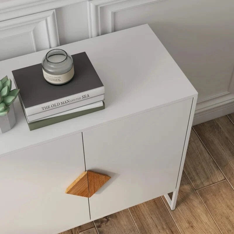Mobile credenza a 4 ante bianco con gambe in metallo