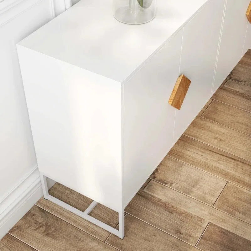Mobile credenza a 4 ante bianco con gambe in metallo